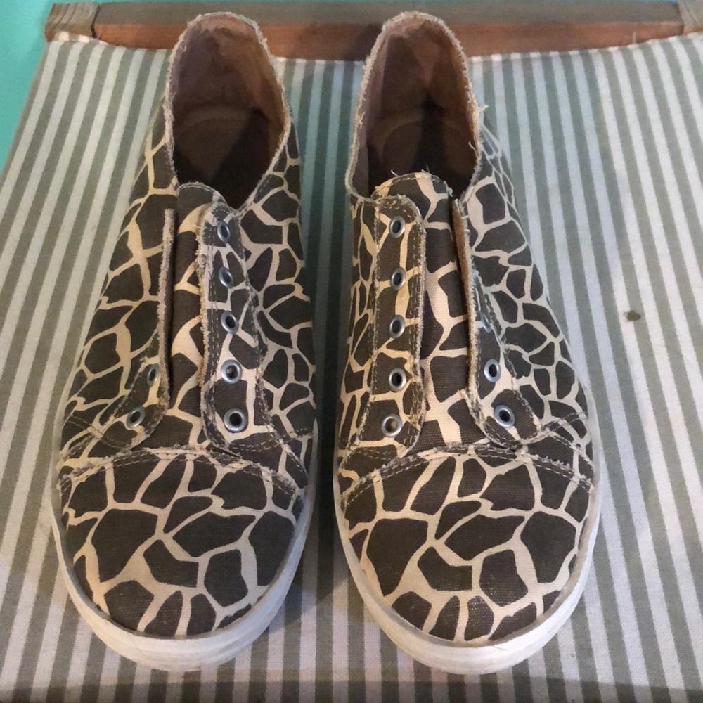 Tennis shoes
